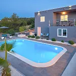 3 Bedroom Cozy In Mastrinka Trogir