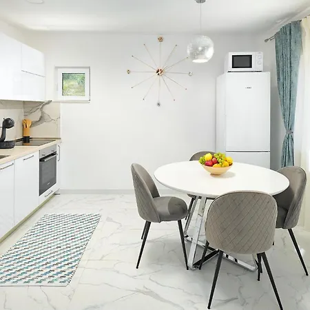 Hébergement de vacances 3 Bedroom Cozy In Mastrinka