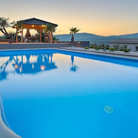 3 Bedroom Cozy In Mastrinka Hébergement de vacances