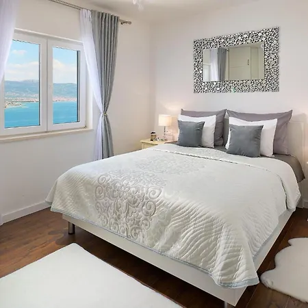 3 Bedroom Cozy In Mastrinka