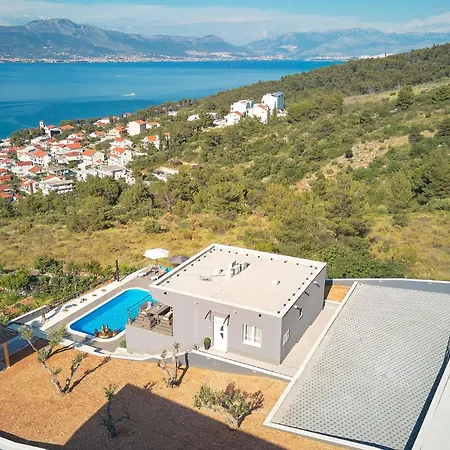3 Bedroom Cozy In Mastrinka Hébergement de vacances *