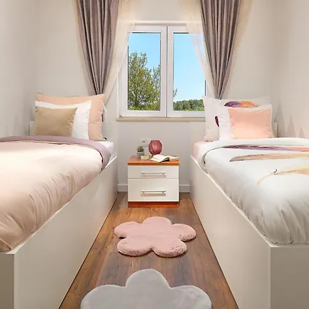 Beautiful Home In Mastrinka בית נופש טרוגיר