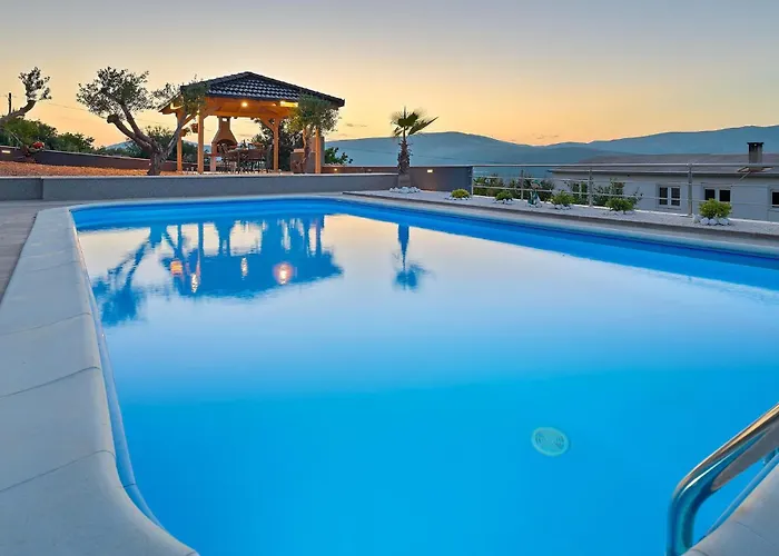 3 Bedroom Cozy In Mastrinka Hébergement de vacances