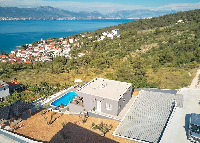 3 Bedroom Cozy In Mastrinka Hébergement de vacances *