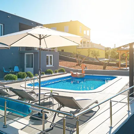 3 Bedroom Cozy In Mastrinka