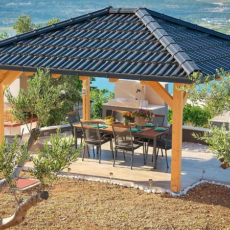 3 Bedroom Cozy In Mastrinka *