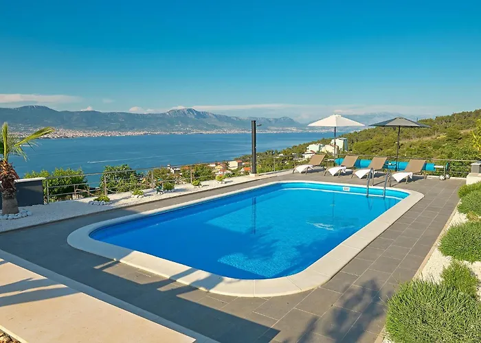 3 Bedroom Cozy In Mastrinka 度假居